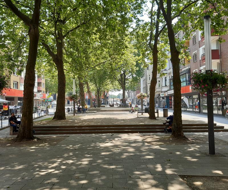 Podest auf der Fußgängerzone Bochumer Straße Podest auf der Fußgängerzone Bochumer Straße